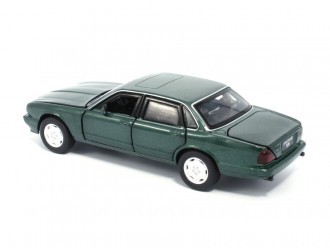 Macheta auto Jaguar XJ6, 1:32, Green mecanism pull-back, lumini si sunet