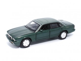 Macheta auto Jaguar XJ6, 1:32, Green mecanism pull-back, lumini si sunet