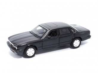 Macheta auto Jaguar XJ6, 1:32, Black mecanism pull-back, lumini si sunet