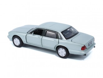 Macheta auto Jaguar XJ6, 1:32, Silver mecanism pull-back, lumini si sunet