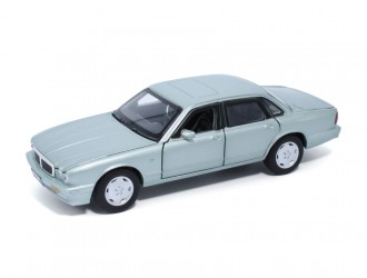 Macheta auto Jaguar XJ6, 1:32, Silver mecanism pull-back, lumini si sunet