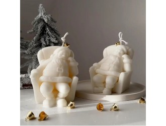 Lumanare parfumata Mos Craciun in fotoliu 9x7 cm. 220 g