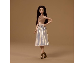 Papusa de colectie Barbie Signature Basics Model 06, bruneta, tinuta aurie, corp articulat,